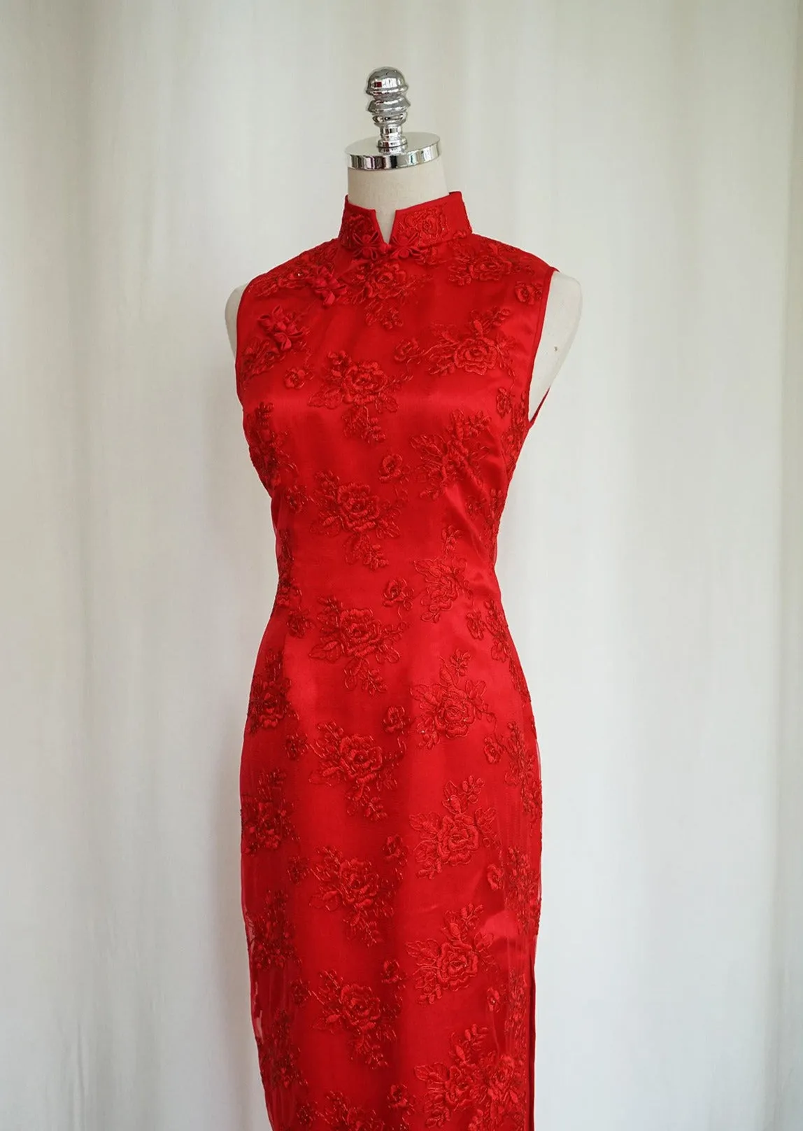 Sleeveless Redstar Lace Qipao - RTW