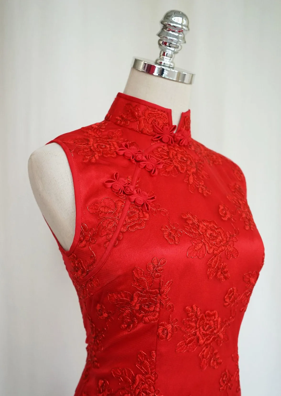 Sleeveless Redstar Lace Qipao - RTW